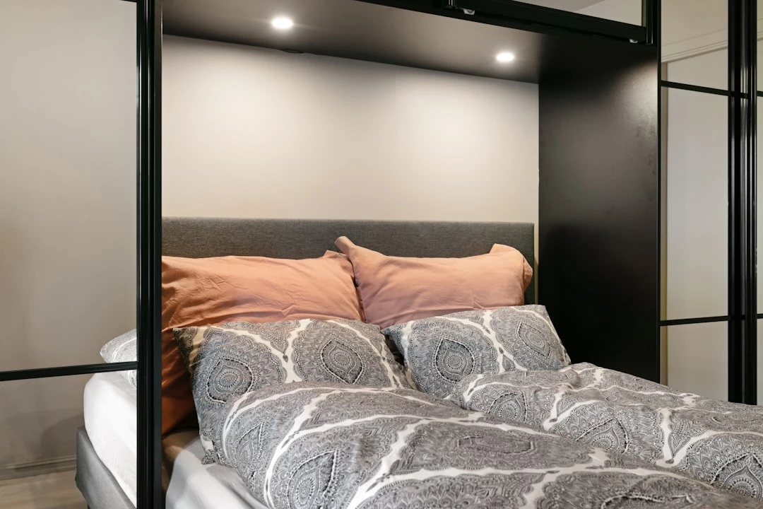 kompaktne hele magamistuba seinavalgustite ja peegliga, minimalistlik põhjamaine stiil