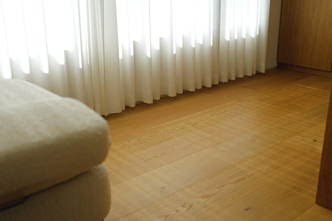 Minimalistlik meditatsiooninurk pehme loomuliku valgusega.