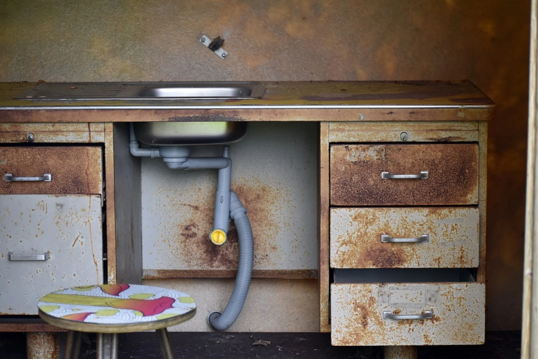 Taaskasutatud vintage laud köögis töötasapinnana ja kraanikausi alusena.