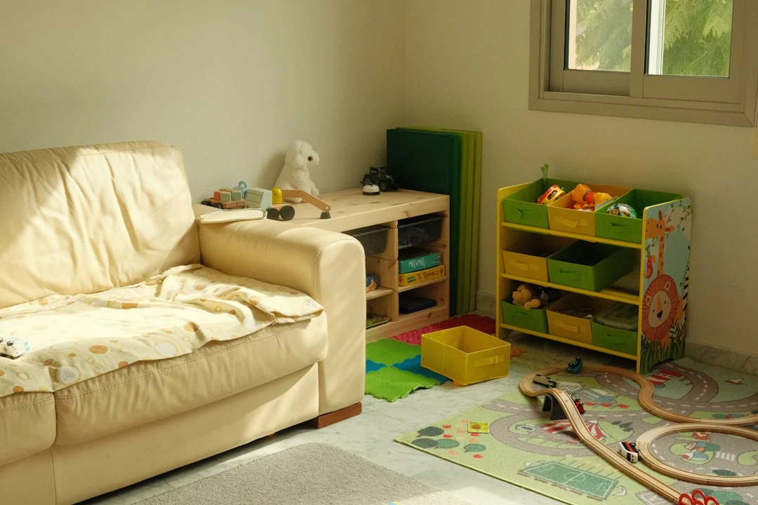 Minimalistlik lastetuba nutikate hoiulahenduste ja taaskasutatud mööbliga.