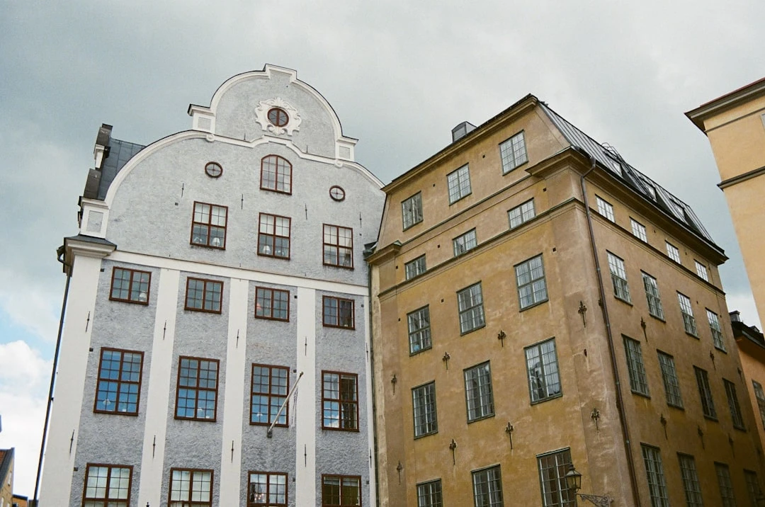 photo-1628785345628-0acb90484719