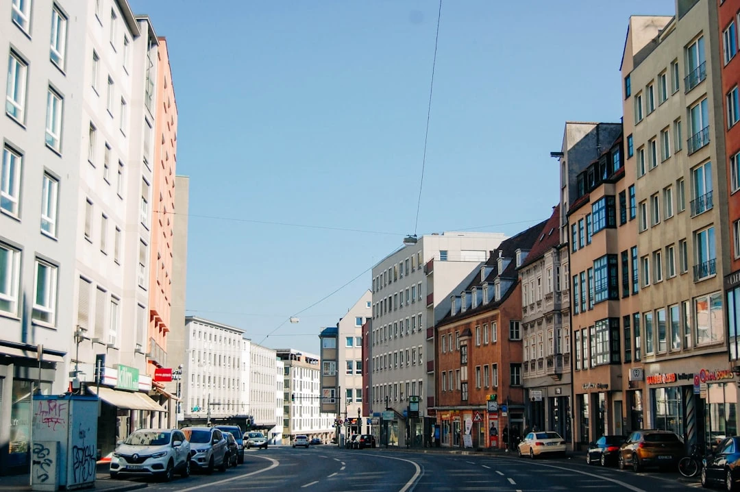 Võrdlus: kesklinna tänav vs äärelinna elukeskkond Eestis.