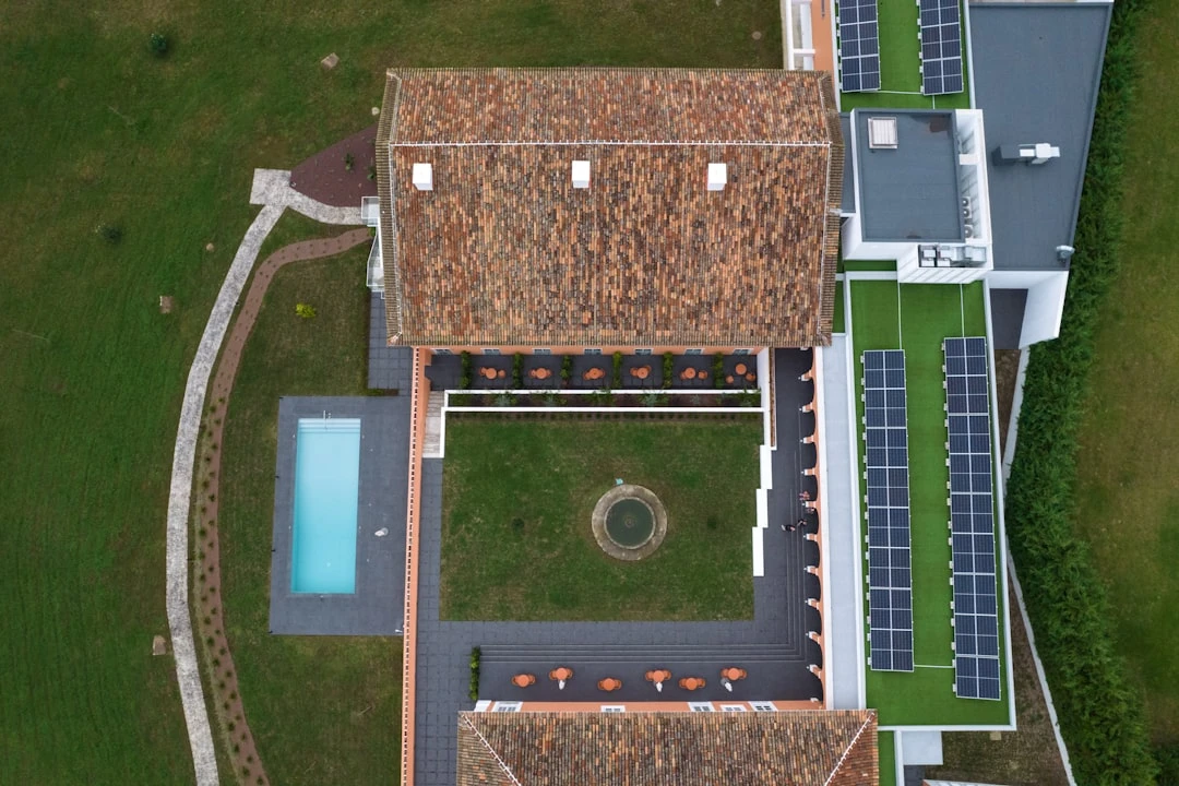 Kaasaegne Portugali villakompleks droonivaates – bassein, sisehoov ja päikesepaneelid Algarve piirkonnas