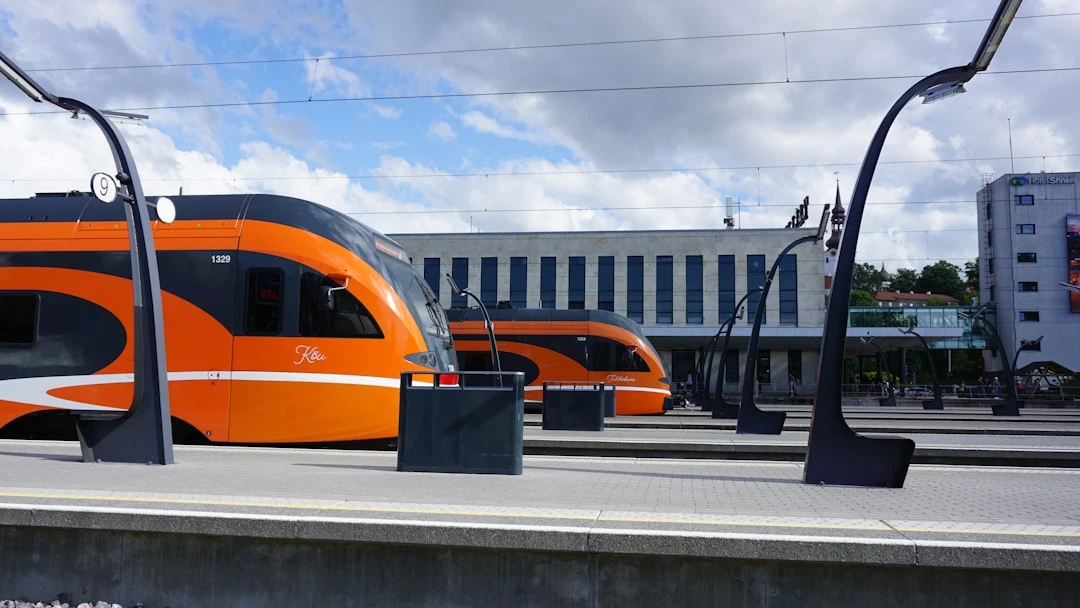 Eesti oranž regionaalrong raudteejaamas, illustreerimas transpordikoridoride ja rongiühenduse olulisust