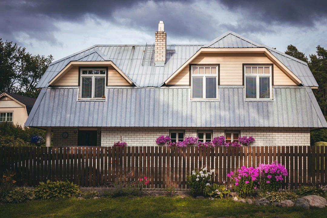 Puidust eramaja ja aed roheluses, tüüpiline maamaja Väike-Maarja vallas