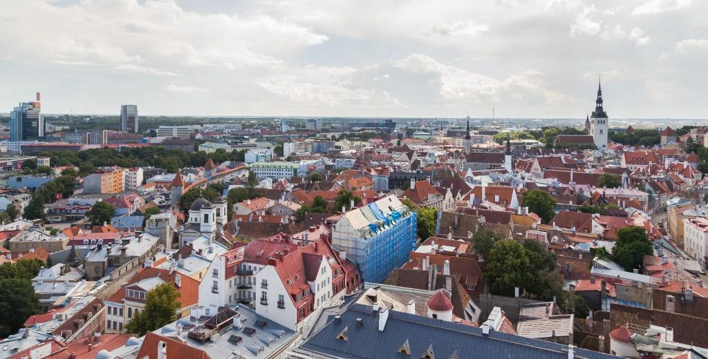 Vistas_panoramicas_desde_la_iglesia_de_San_Olaf_Tallinn_Estonia_2012-08-05_DD_14-scaled-1-1024x520