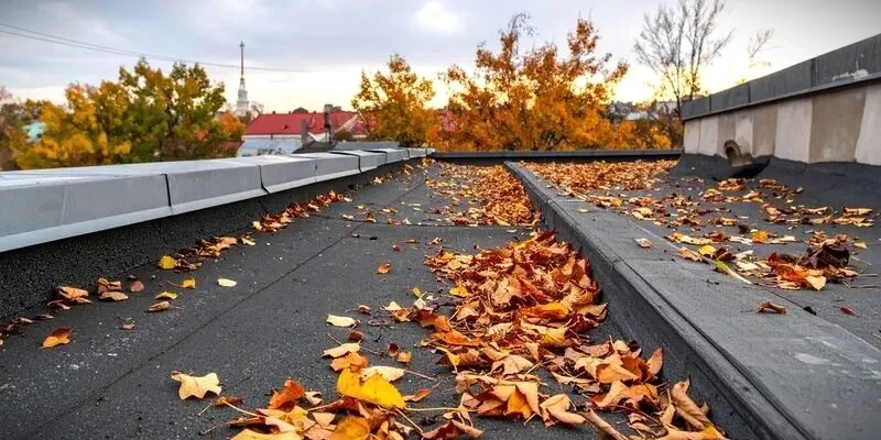 Katusetoode-aastaring-ja-teha-vajavad-too.-Puulehtede-koristamine-sugisel-lamekatuselt.-800400-1