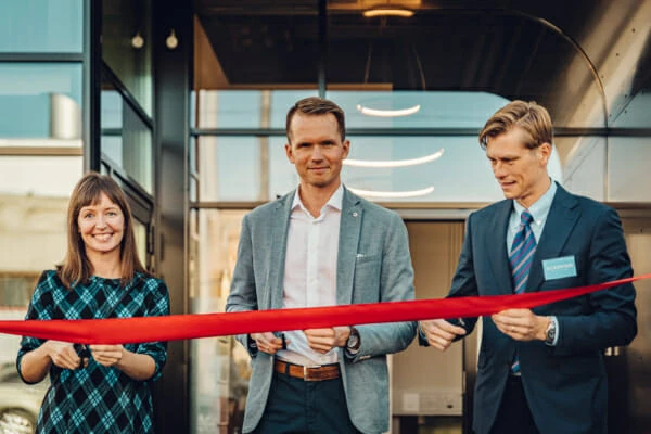 Newton-üürimaja-avamine-Ildiko-Siimon-Maido-Lüiste-Rain-Kont-600x400