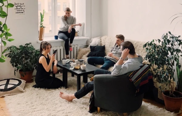 adult-apartment-carpet-1054974-600x384