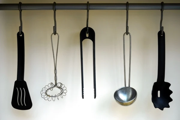 hanging-kitchen-kitchen-utensils-211760-600x400