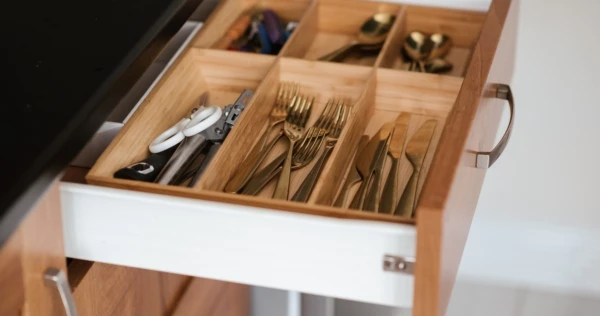 contemporary-cutlery-drawer-1166424-e1549535182122-600x316