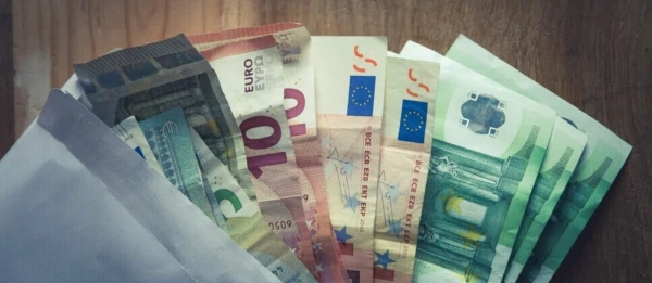 bank-notes-bills-cash-316401-600x261