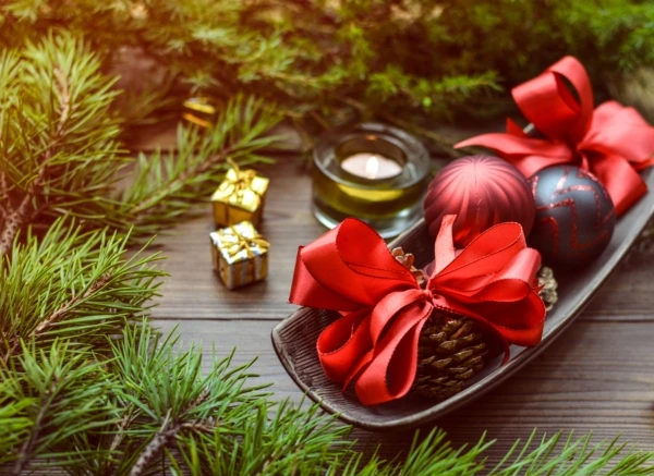 balls-boxes-candle-748061-600x437