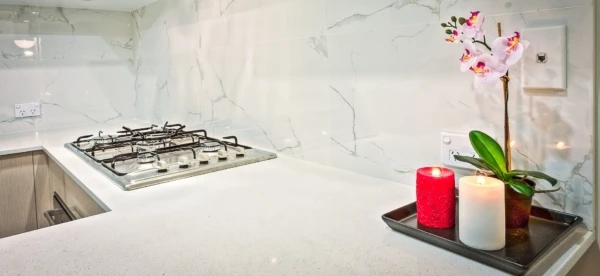backsplash-candles-contemporary-210687-1-e1540378636858-600x276