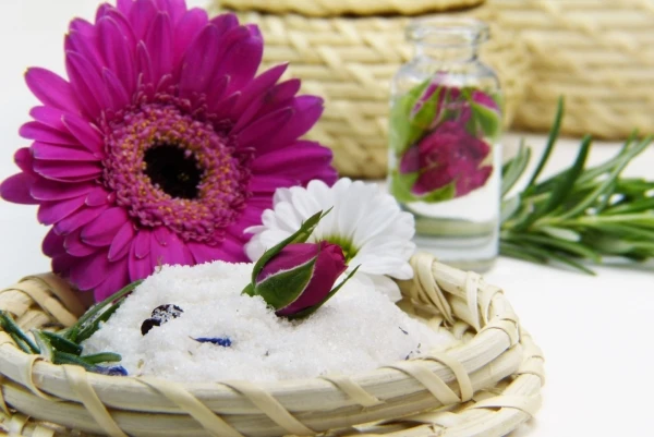 flower-3086596_1920-600x401