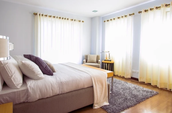 bed-bedroom-carpet-90317-600x396