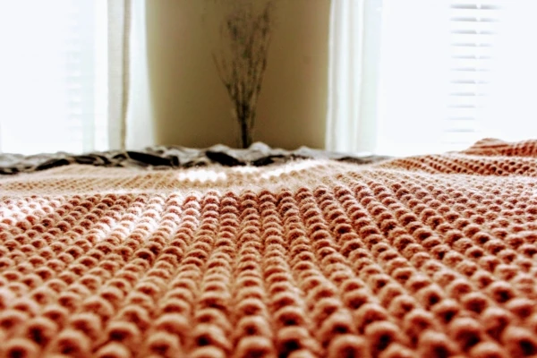 bed-bedroom-blanket-915000-600x400