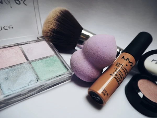 cosmetics-eyeshadow-lipstick-234220-600x450