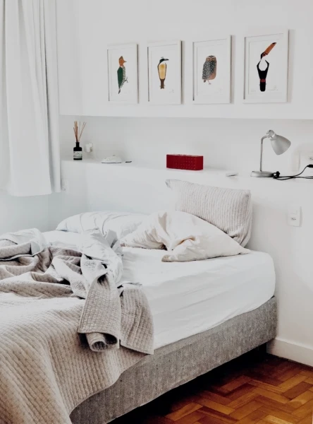apartment-bed-bedding-1034584-444x600