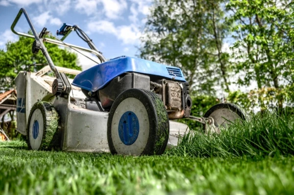 lawnmower-384589_1920-600x398