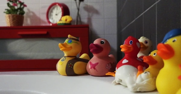 bathroom-blur-child-122308-600x312