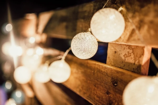 depth-of-field-illuminated-light-bulbs-1215853-600x400