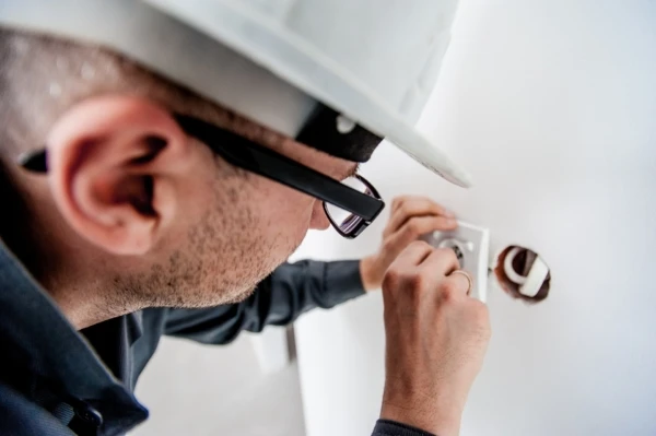 electrician-1080554_1920-600x399