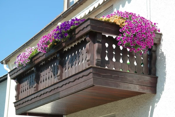 balcony-200431_1920-600x400