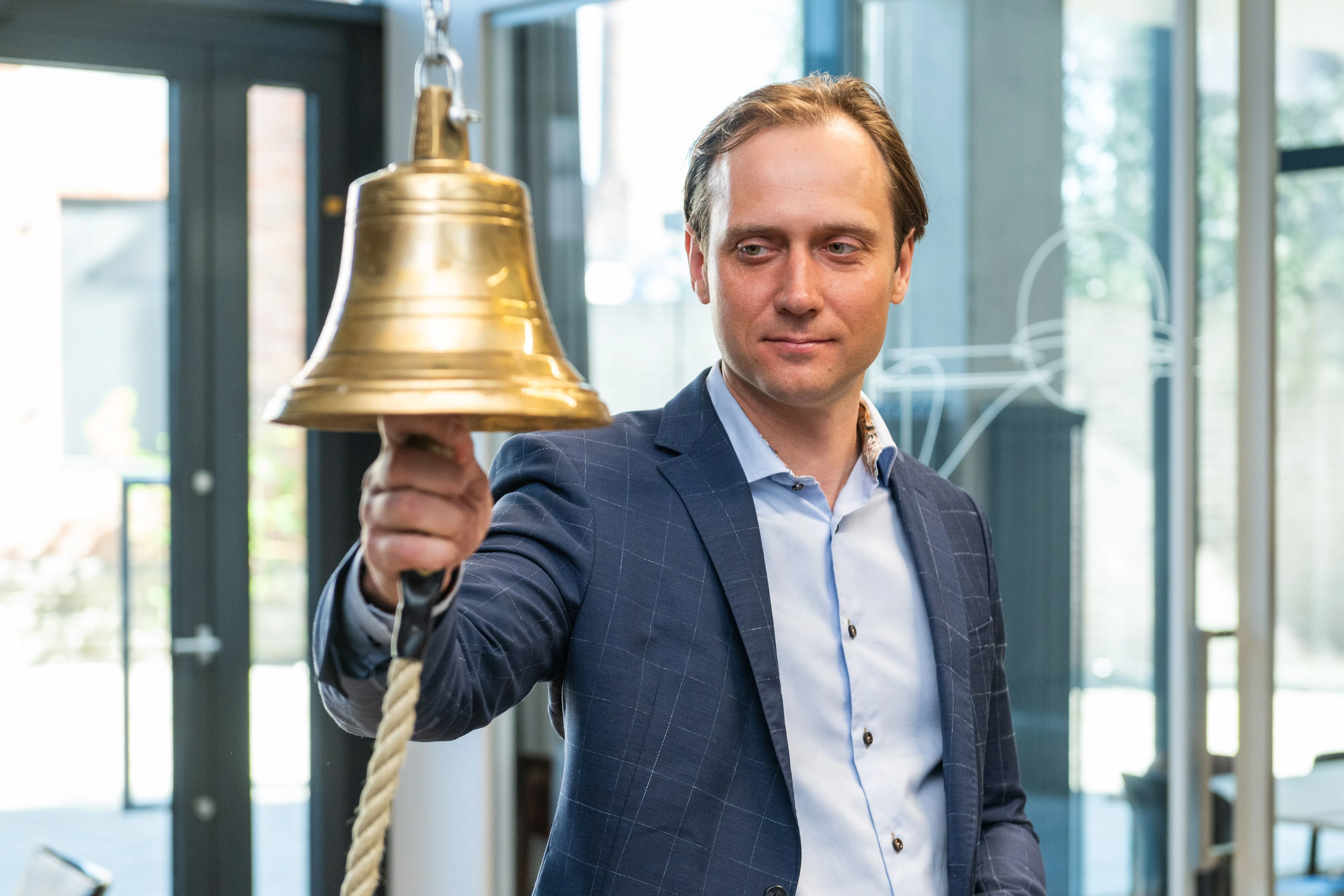 Andero Laur börsikella helistamas