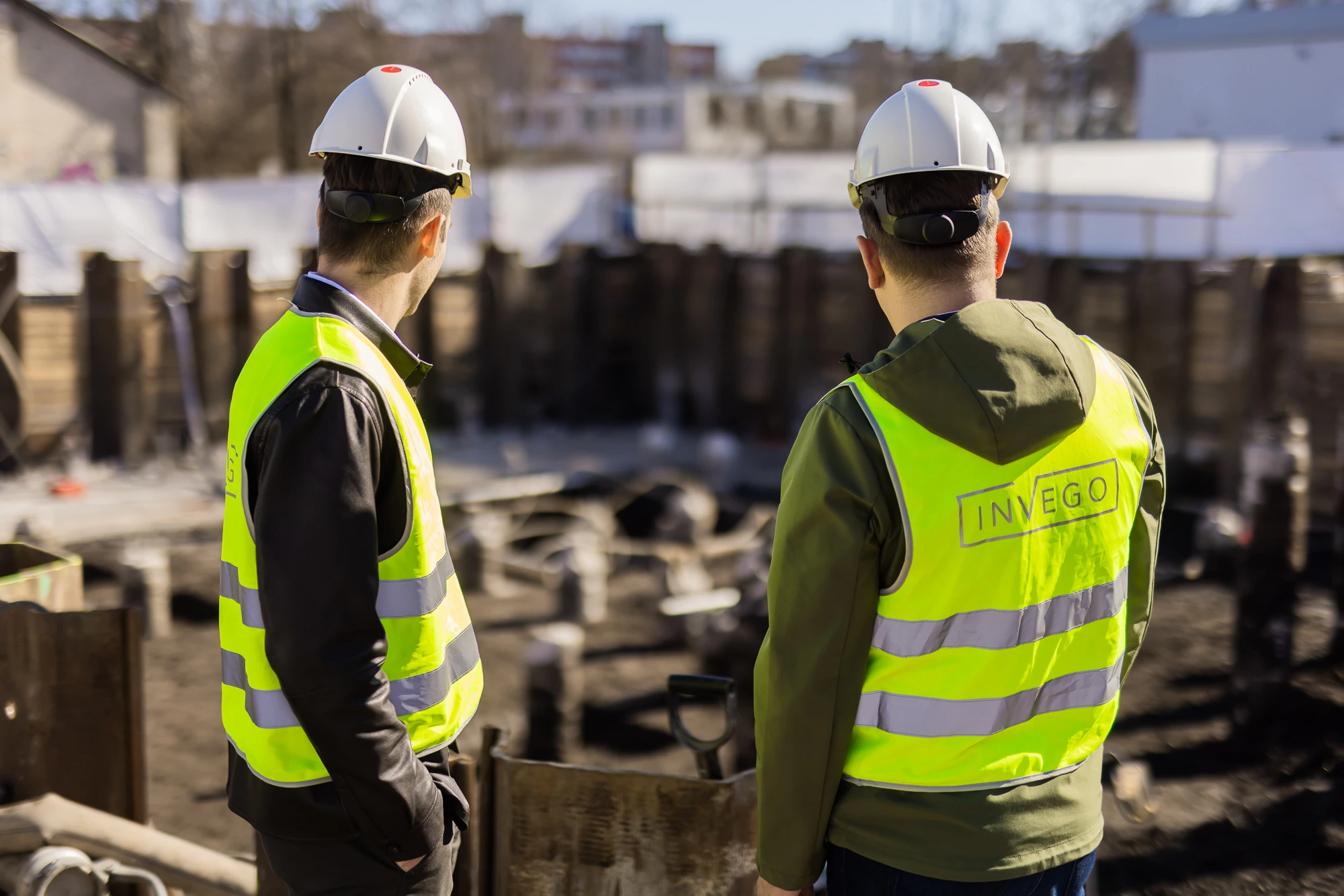 Invego projektijuhid Skanstes Rezidences ehituse juures