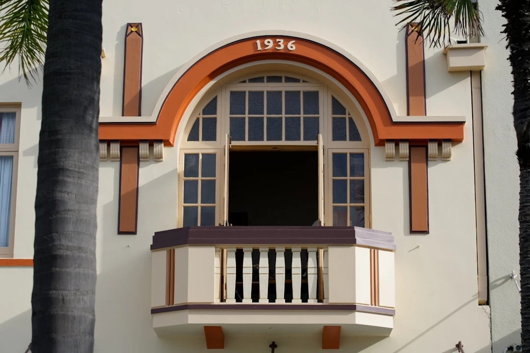 väike rõdu art deco hoonel akna ja rõduga