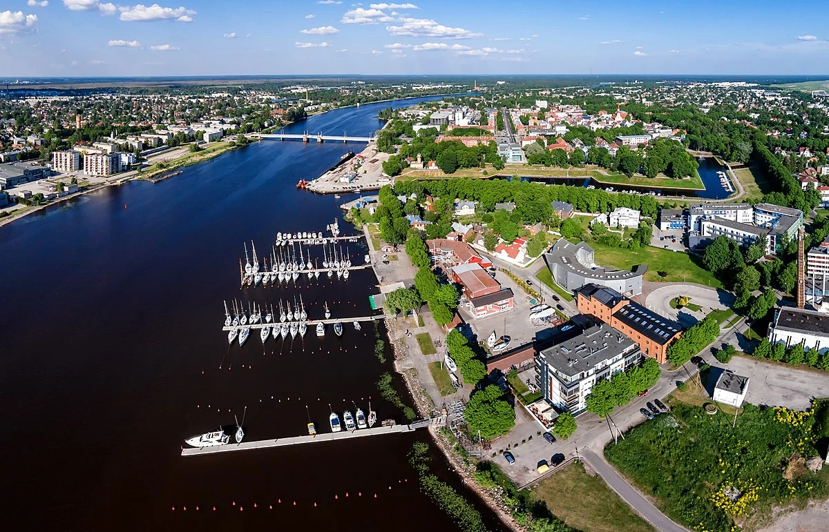 1200px-Pärnu_kesklinn_-_Aerial_photo_of_Pärnu_in_Estonia